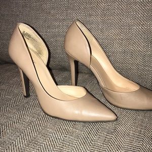 Nude pumps